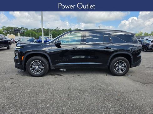 Used 2025 Chevrolet Traverse LT w/ Enhanced Driving Package FWD image 8