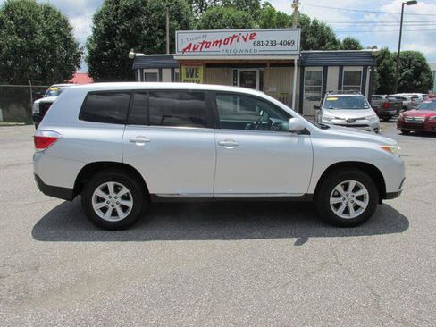 Used 2013 Toyota Highlander FWD w/ Cold Weather Pkg image 3