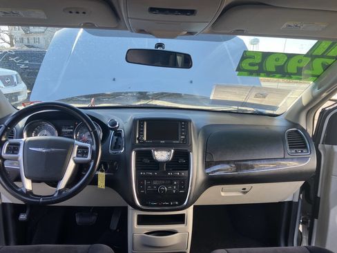 Used 2011 Chrysler Town & Country Touring image 22