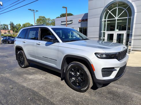 New 2025 Jeep Grand Cherokee Altitude image 2