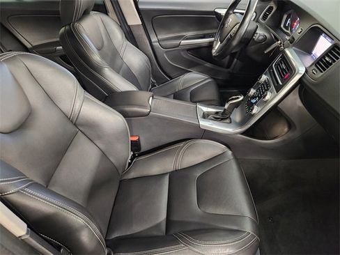 Used 2018 Volvo V60 T5 Dynamic w/ Vision Package image 3