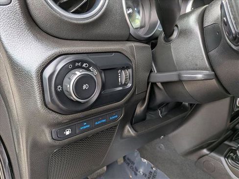 Used 2023 Jeep Wrangler Unlimited Sahara AWD/4WD image 16