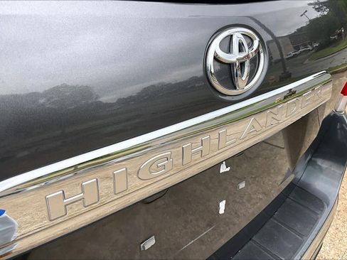 Used 2012 Toyota Highlander FWD w/ Cold Weather Pkg image 29