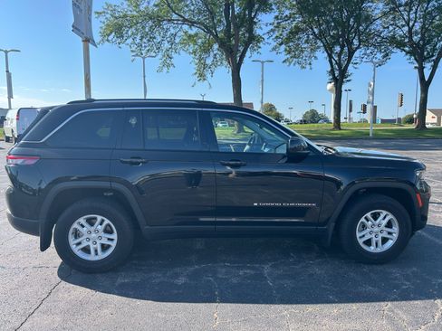Used 2022 Jeep Grand Cherokee Laredo w/ Luxury Tech Group I AWD/4WD image 4