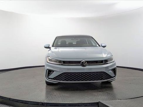 Used 2025 Volkswagen Jetta SE w/ Sunroof Package FWD image 11