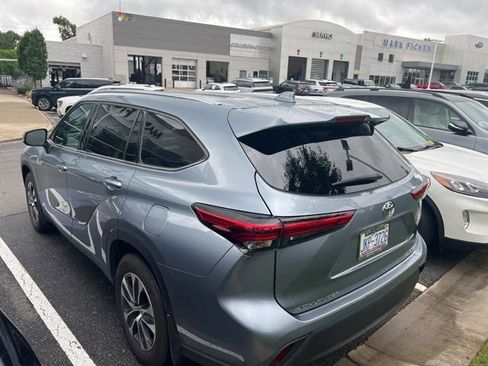 Used 2021 Toyota Highlander XLE AWD/4WD image 4
