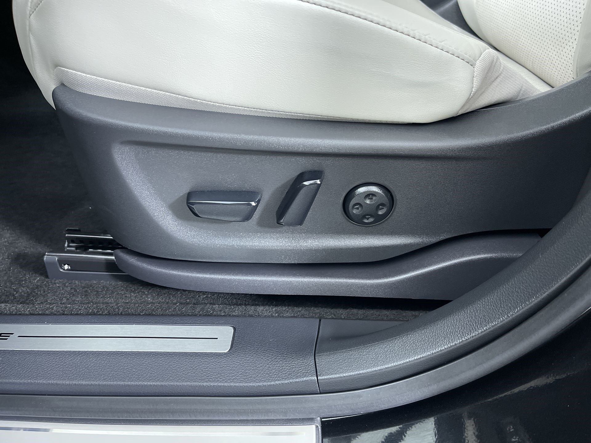 Certified 2024 Nissan Ariya AWD image 13