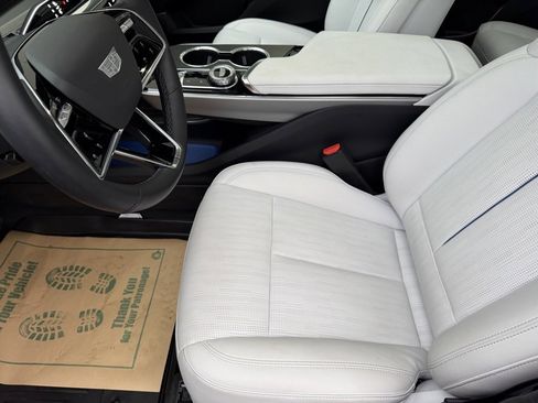 Used 2025 Cadillac Lyriq Luxury image 11