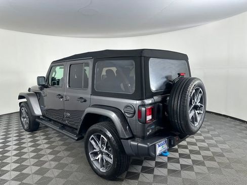 Used 2024 Jeep Wrangler Unlimited w/ Convenience Group AWD/4WD image 9