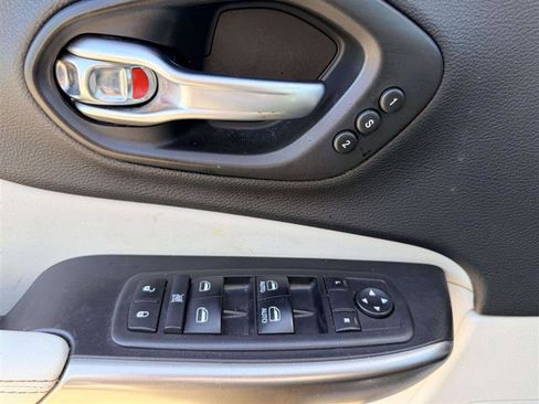 Used 2019 Jeep Cherokee Limited FWD image 32