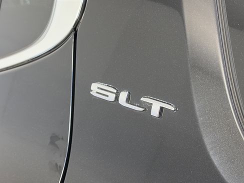 Used 2023 GMC Acadia SLT w/ Technology Package AWD/4WD image 18