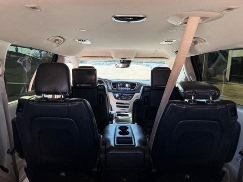 Used 2022 Chrysler Pacifica Touring-L w/ Uconnect Theater Family Group image 20