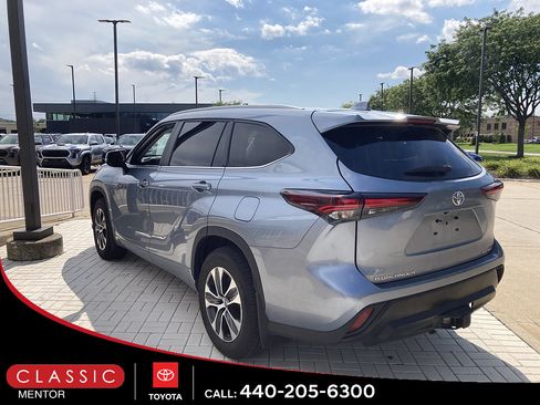 Used 2024 Toyota Highlander XLE AWD/4WD image 2