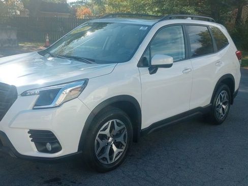 Used 2023 Subaru Forester Premium image 3