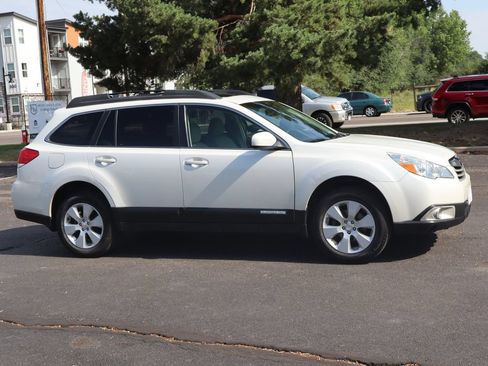 Used 2010 Subaru Outback 2.5i Premium AWD/4WD image 2