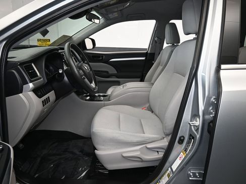 Used 2019 Toyota Highlander LE image 11