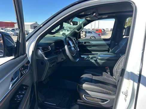 Used 2023 Jeep Grand Wagoneer Series III w/ HD Trailer Tow Package image 9