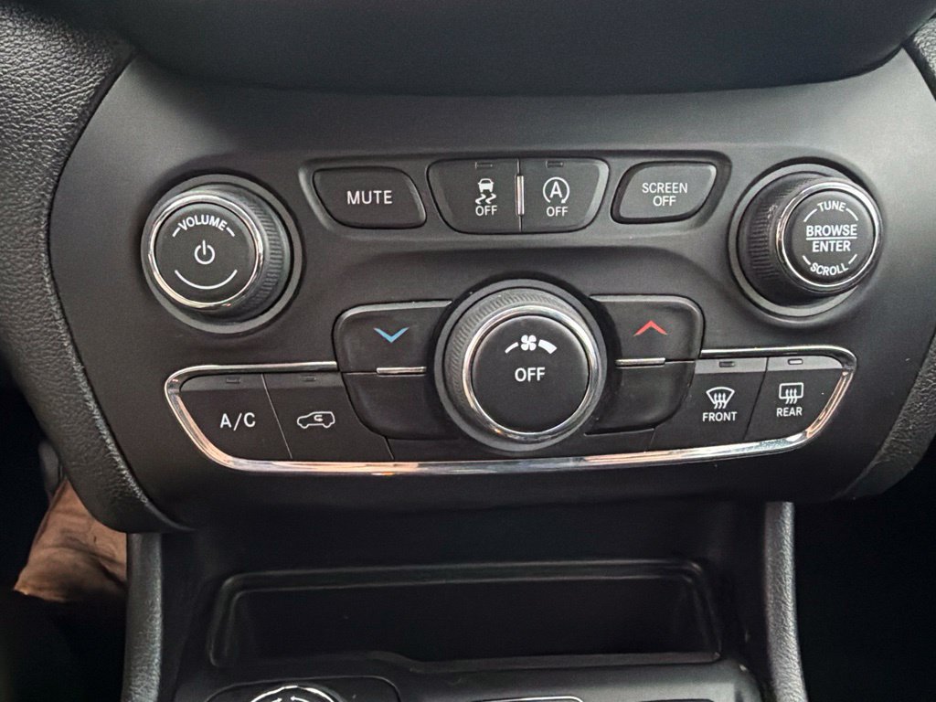Used 2019 Jeep Cherokee Latitude w/ Cold Weather Group AWD/4WD image 28