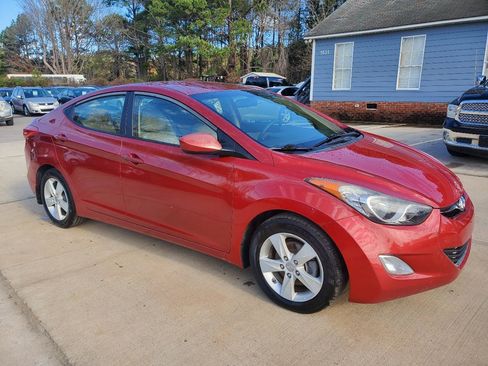 Used 2013 Hyundai Elantra GLS w/ Preferred Pkg image 3
