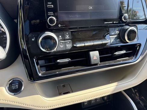Used 2022 Toyota Highlander XLE image 19