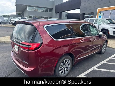 Used 2023 Chrysler Pacifica Pinnacle FWD image 3