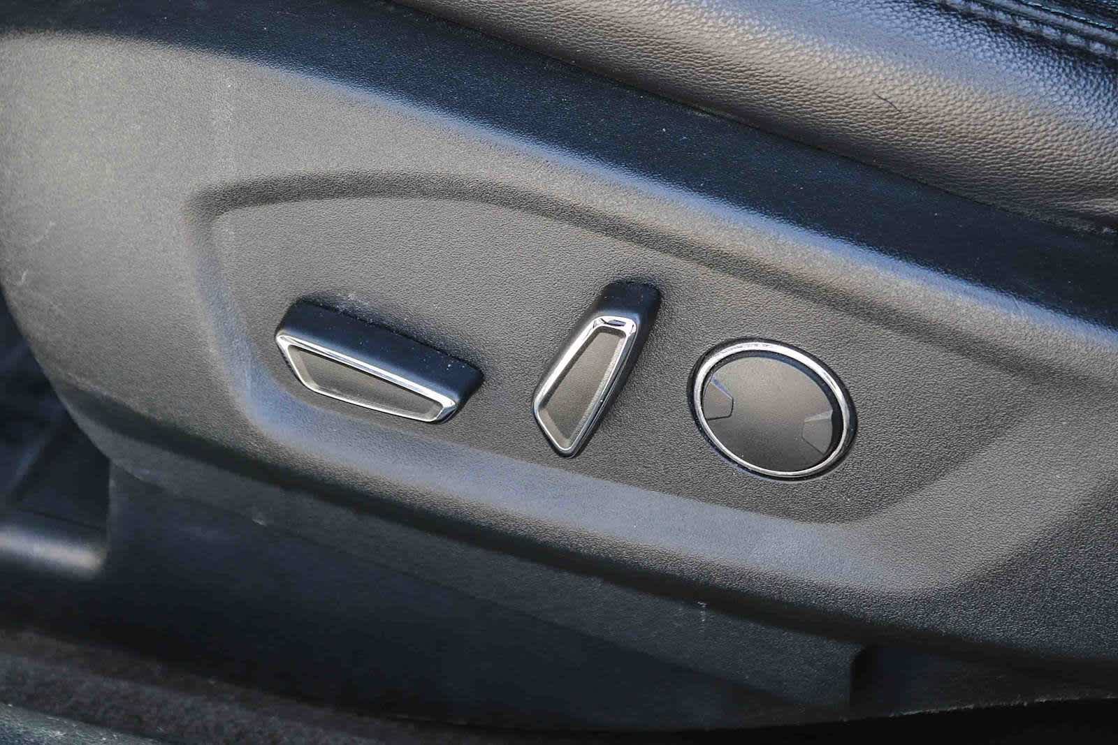 Used 2018 Ford Explorer XLT w/ Equipment Group 202A FWD image 23