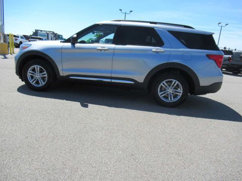 Used 2023 Ford Explorer XLT w/ Equipment Group 202A AWD/4WD image 8