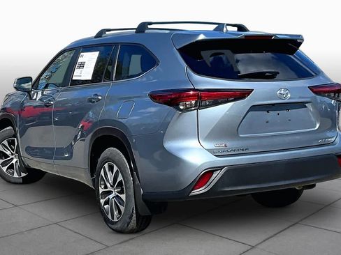 Used 2023 Toyota Highlander XLE AWD/4WD image 12
