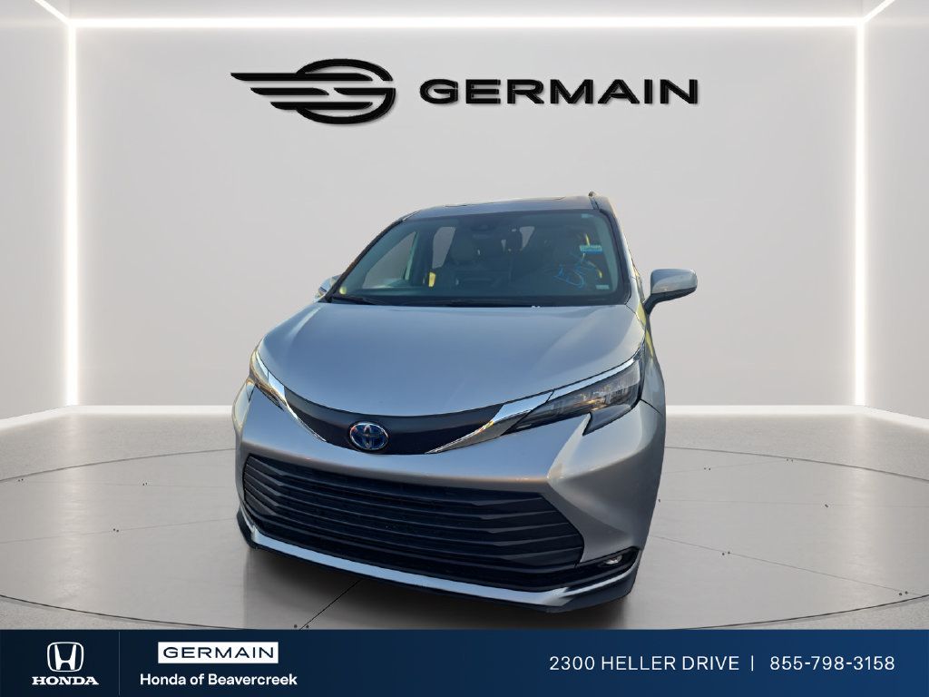 Used 2025 Toyota Sienna XLE FWD image 2