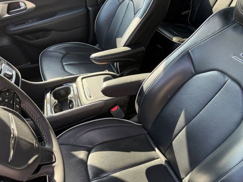 Used 2025 Chrysler Pacifica Limited image 40
