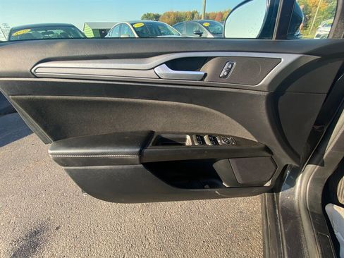 Used 2020 Ford Fusion SE image 23