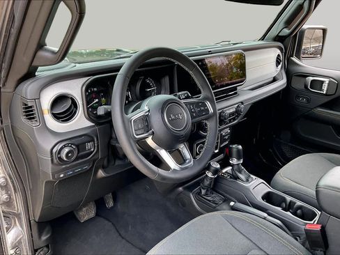 Used 2025 Jeep Wrangler Unlimited Sahara w/ Safety Group AWD/4WD image 16