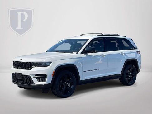 Used 2024 Jeep Grand Cherokee Altitude AWD/4WD image 4
