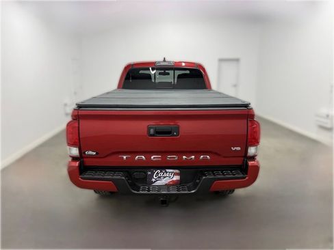 Used 2017 Toyota Tacoma TRD Sport image 8