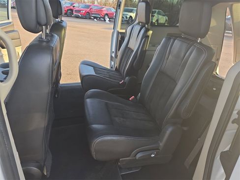 Used 2019 Dodge Grand Caravan SXT image 16