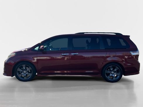 Used 2015 Toyota Sienna SE image 2