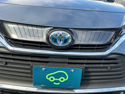 Used 2024 Toyota Venza XLE image 31