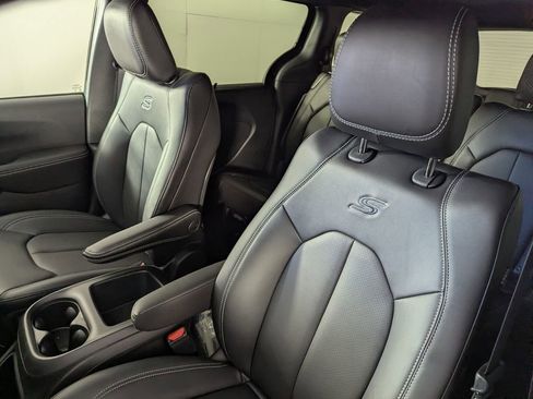 New 2026 Chrysler Pacifica Select w/ S Appearance Package image 8