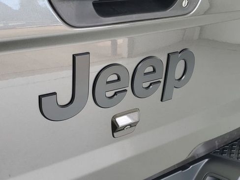 Used 2024 Jeep Gladiator Sport AWD/4WD image 8