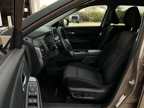 Used 2025 Nissan Rogue SV image 10