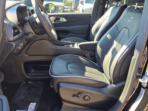 New 2026 Chrysler Pacifica Limited w/ S Appearance Package image 24
