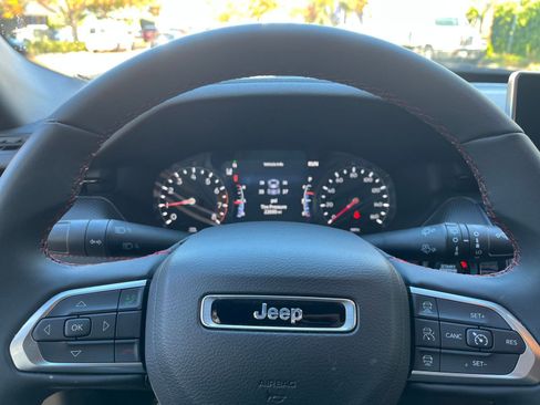 Used 2025 Jeep Compass Trailhawk image 27