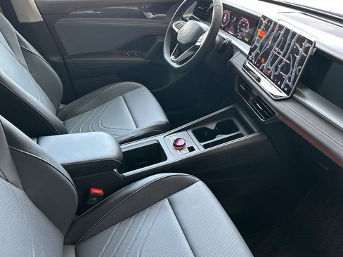 New 2026 Volkswagen Tiguan SE FWD image 14