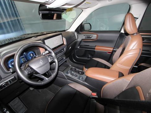 Used 2025 Ford Bronco Sport Outer Banks w/ Outer Banks Tech Package+ AWD/4WD image 2