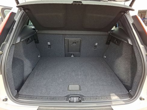 Certified 2025 Volvo XC40 B5 Core image 29