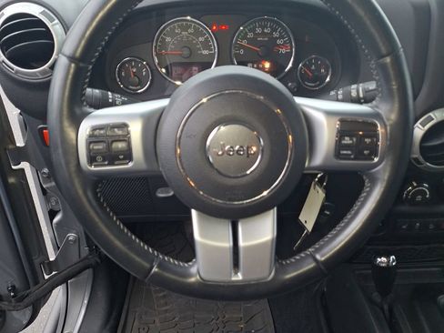 Used 2017 Jeep Wrangler Unlimited Rubicon AWD/4WD image 13