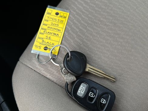 Used 2015 Hyundai Elantra SE image 17