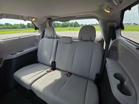 Used 2020 Toyota Sienna Limited Premium FWD image 31