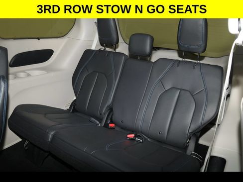 Used 2021 Chrysler Pacifica Touring-L w/ Uconnect Theater Family Group FWD image 10