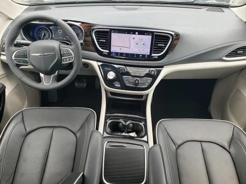 Used 2024 Chrysler Pacifica Limited FWD image 17